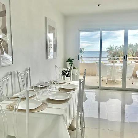 アパート Private Beachfront In